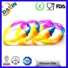 Atacado China Custom barato esculpido tecelagem pulseira de silicone